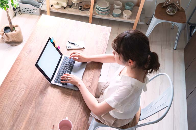 オンライン相談をする女性